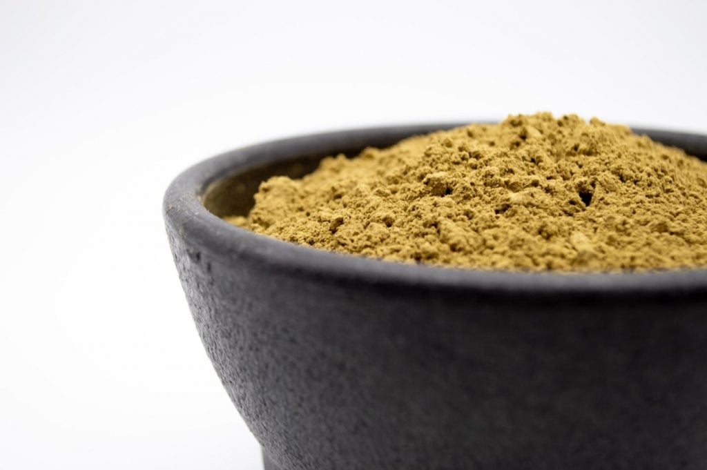 kratom extract in black bowl