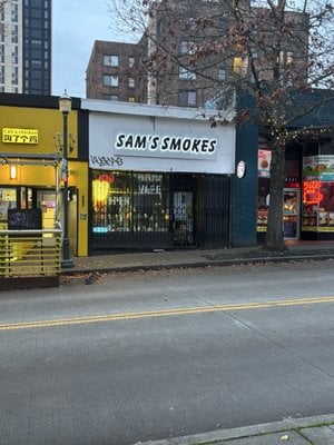 Sam's Smoke & Vape storefront